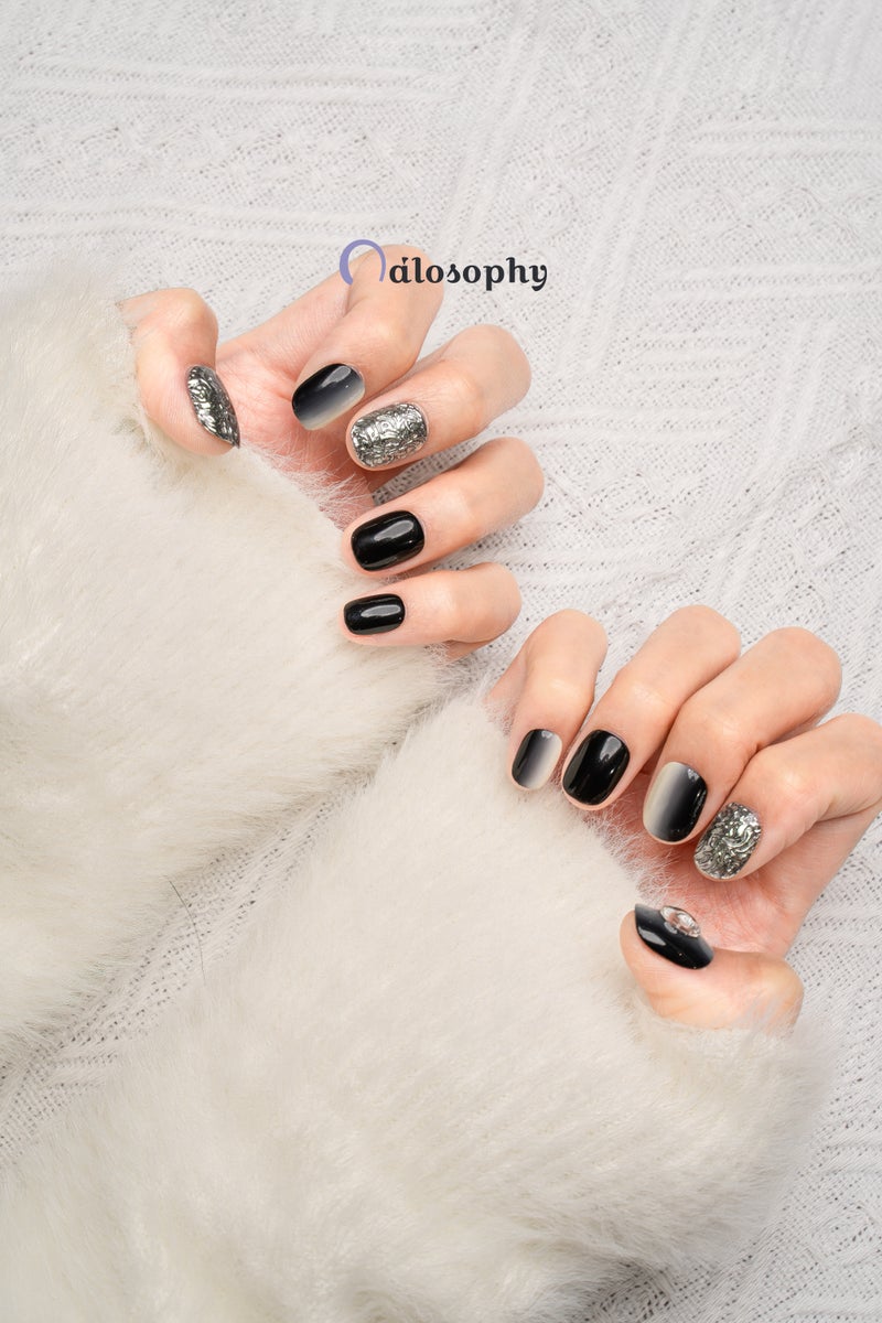 Nailosophy أظافر جل مضغوطة يدوية الصنع باللون الأسود المدخن مع فضة ملموسة | شكل مربع - Image 4